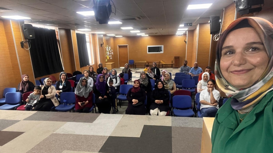 Okulumuz Psikolojik Danışman ve Rehberlik Öğretmeni Melike TÜRK 'ten Kıymetli Velilerimize Seminer